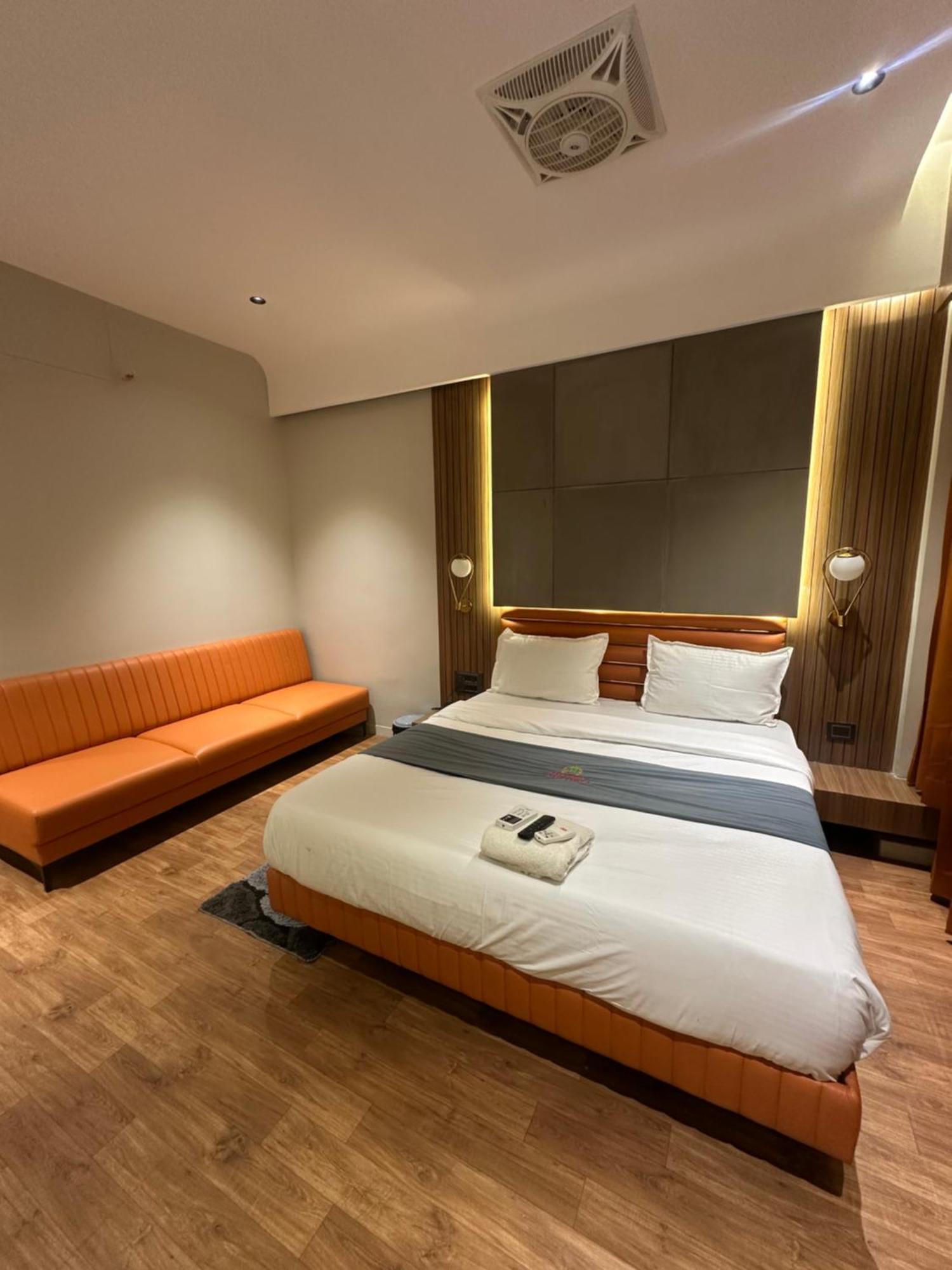Hotel Victoria Prime 苏拉特 外观 照片