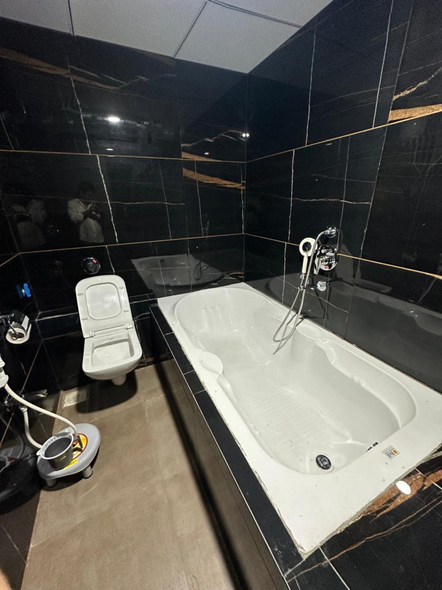 Hotel Victoria Prime 苏拉特 外观 照片