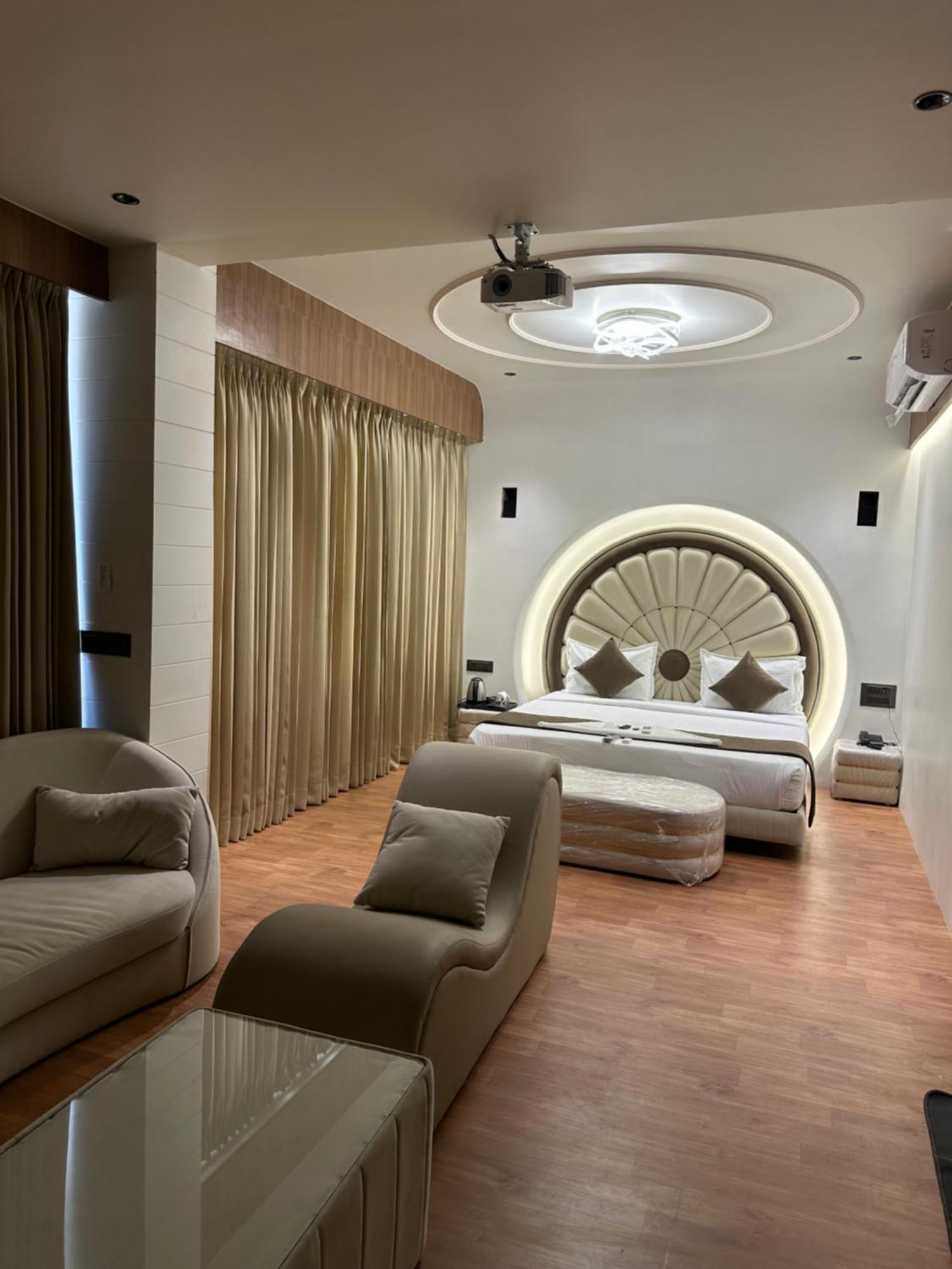 Hotel Victoria Prime 苏拉特 外观 照片